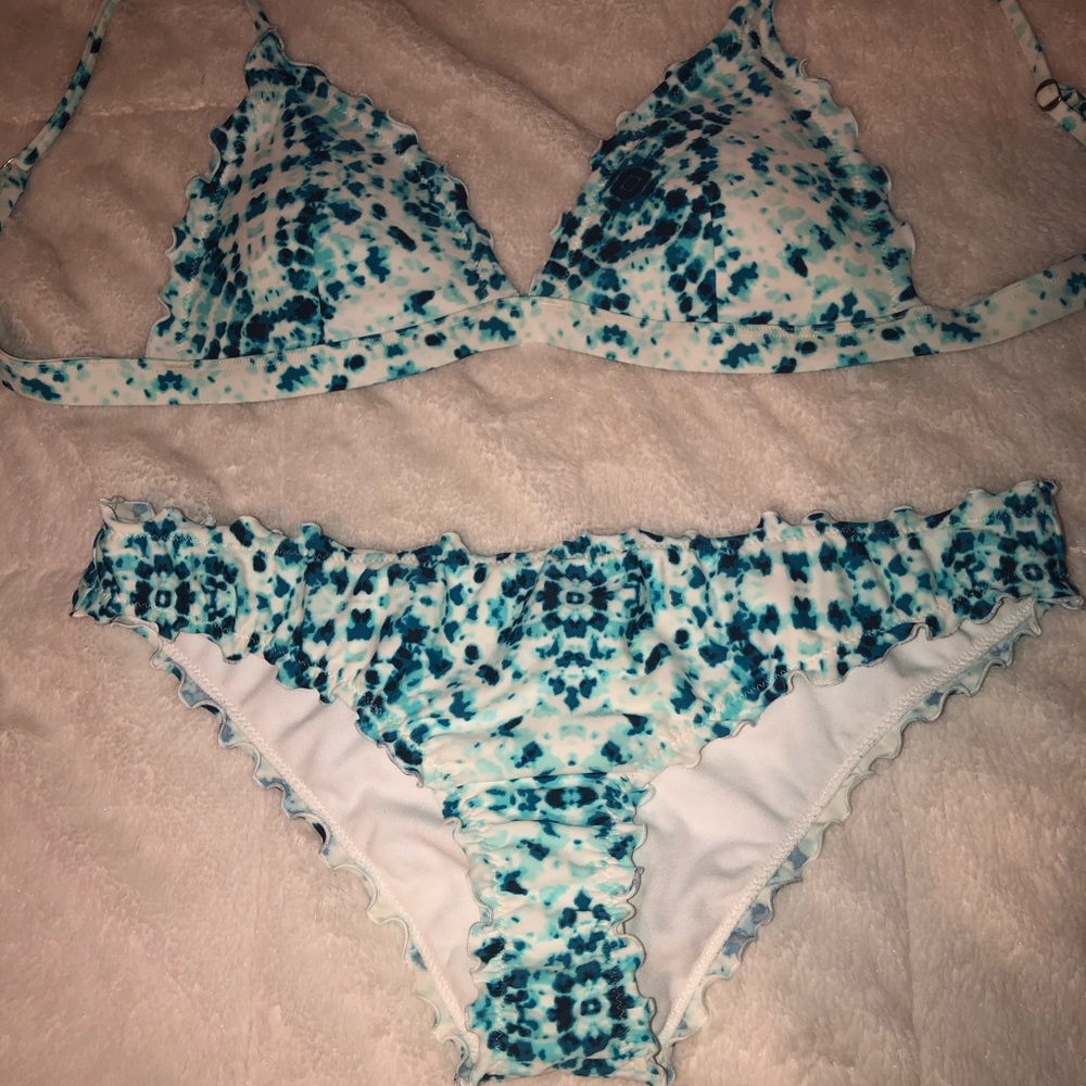 White and blue pattern bikini